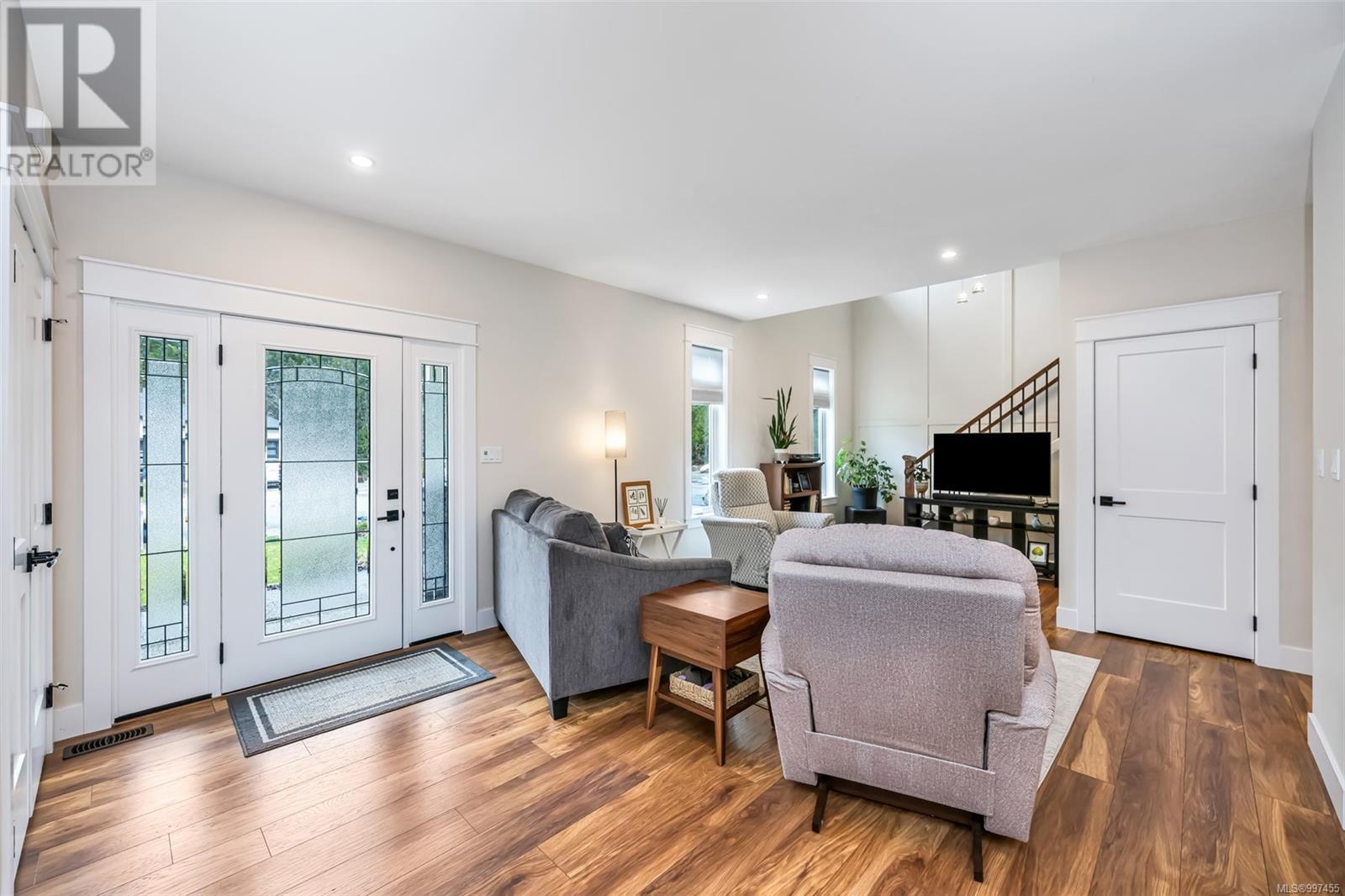 Property at 168 Edgewood Dr image 3