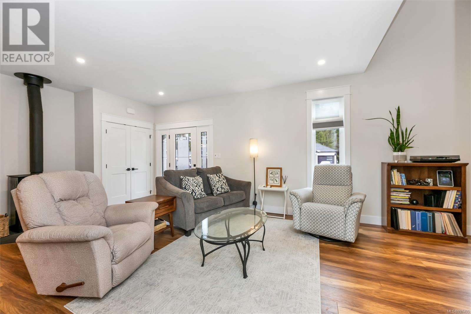 Property at 168 Edgewood Dr image 4