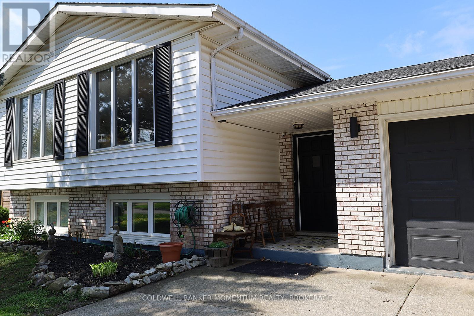 103 Glenayr Place, Welland, Ontario  L3C 3M6 - Photo 2 - X12121728