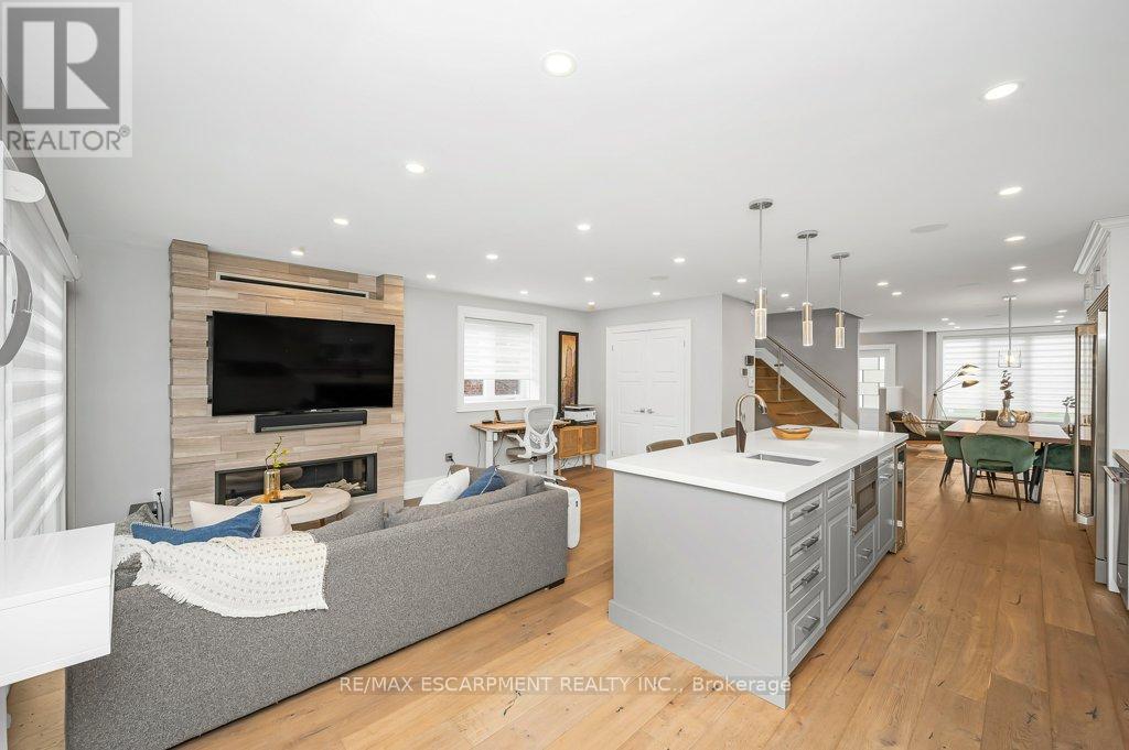 820 Cosburn Avenue, Toronto, Ontario  M4C 2W1 - Photo 10 - E12121729