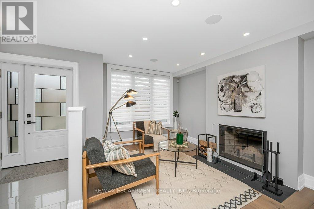 Property at 820 COSBURN AVENUE image 3