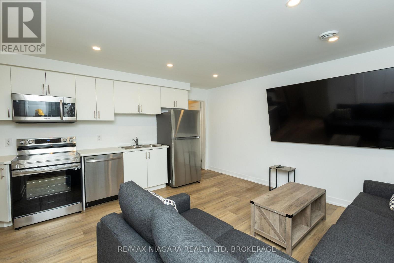 211 - 4263 Fourth Avenue, Niagara Falls, Ontario  L2E 0C2 - Photo 9 - X12121764