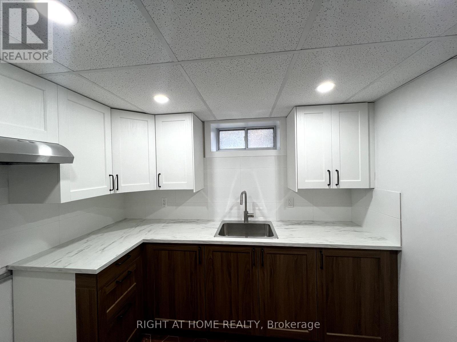 9 Dewlane Drive, Toronto, Ontario  M2R 2P7 - Photo 4 - C12121748