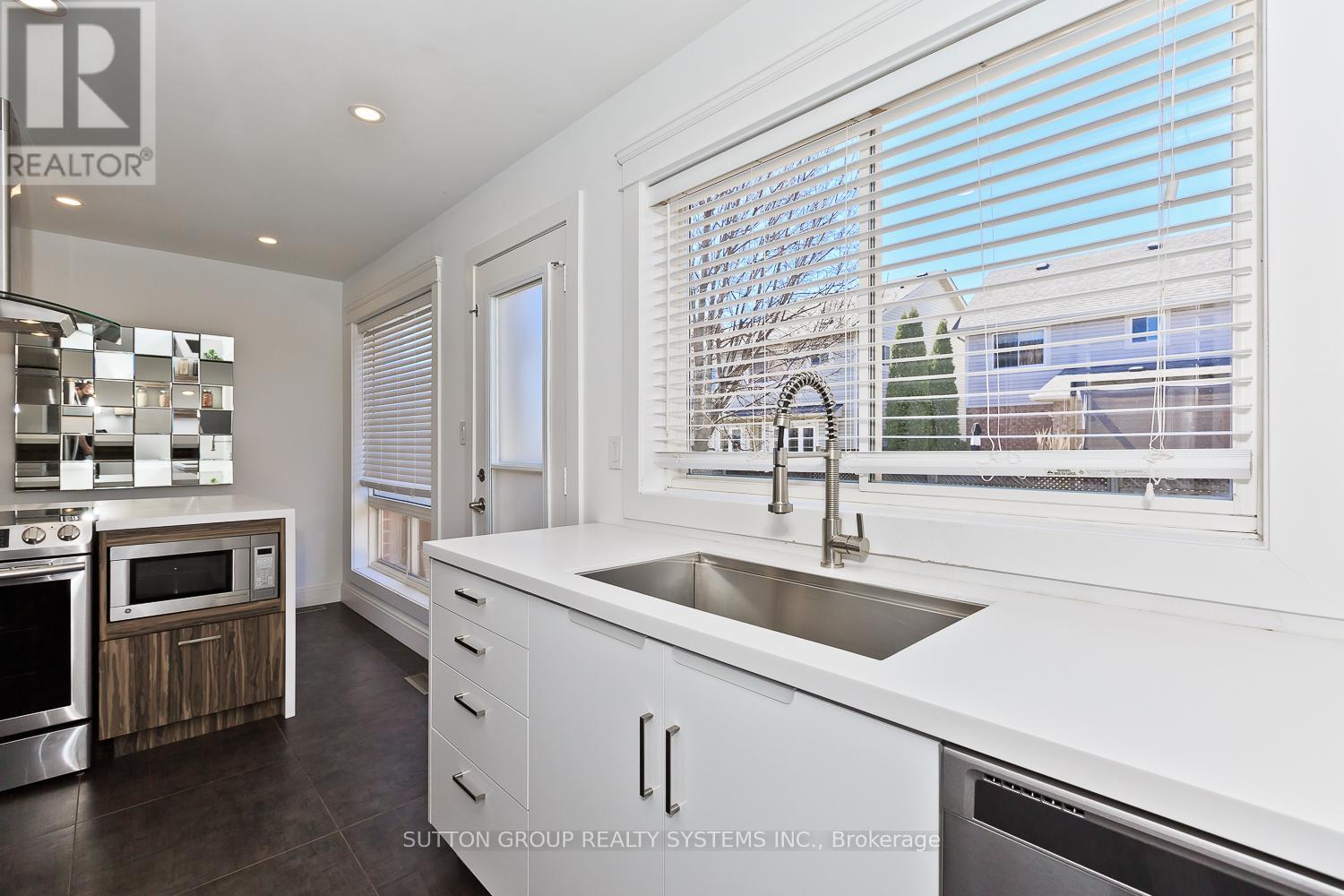 2106 Dunmore Avenue, Burlington, Ontario  L7L 6V9 - Photo 12 - W12121730