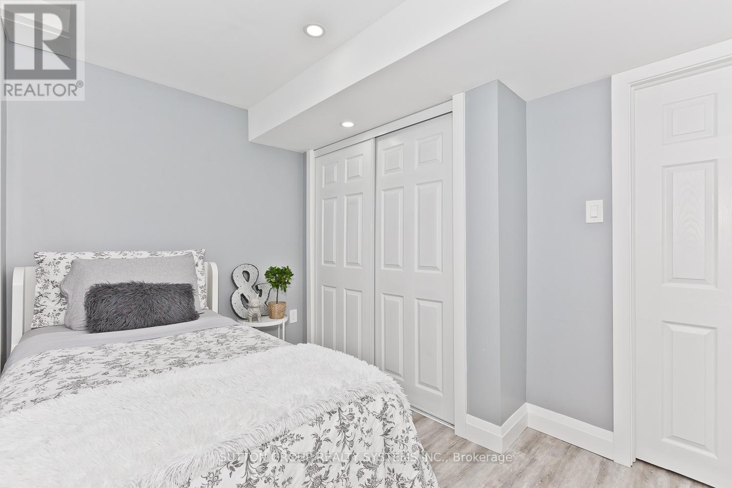 2106 Dunmore Avenue, Burlington, Ontario  L7L 6V9 - Photo 32 - W12121730