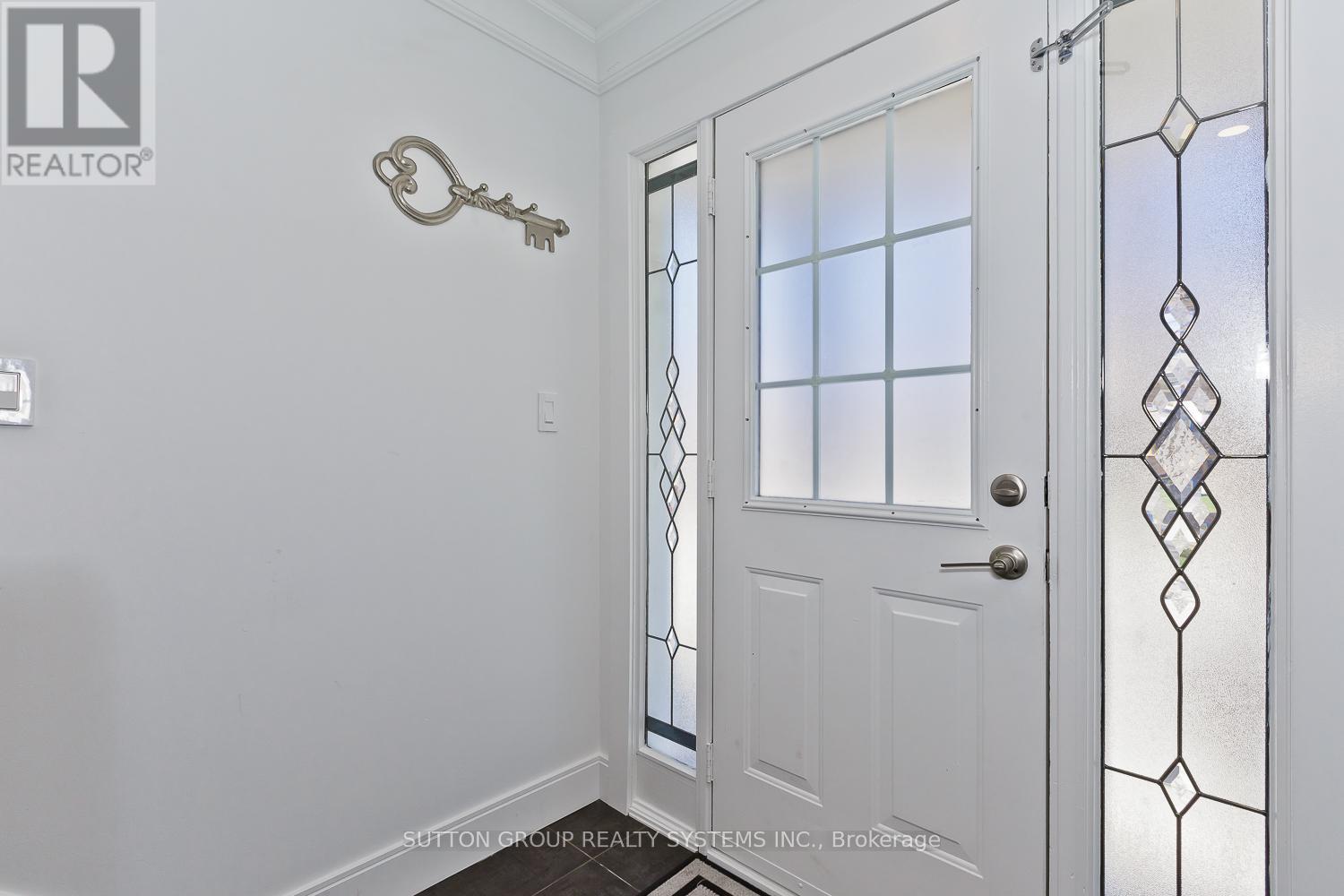 2106 Dunmore Avenue, Burlington, Ontario  L7L 6V9 - Photo 4 - W12121730
