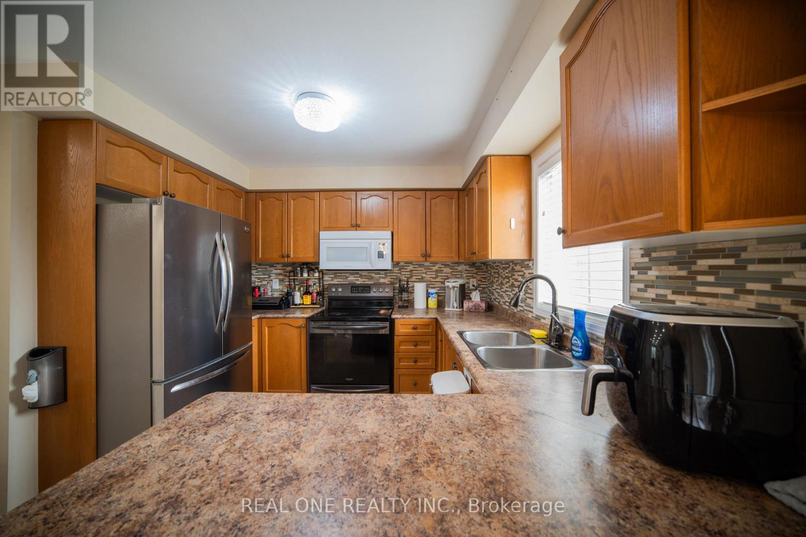 499 Jim Barber Court, Newmarket (Bristol-London), Ontario  L3Y 9E6 - Photo 8 - N12105904