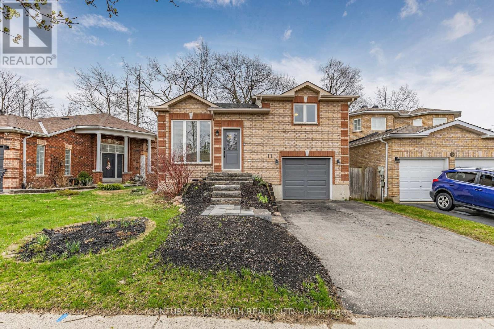 11 Masters Drive, Barrie, Ontario  L4M 6W4 - Photo 2 - S12111904