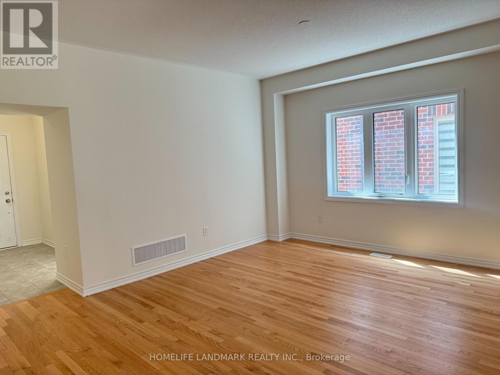 4 Kenneth Ross Bend, East Gwillimbury, Ontario  L9N 0T7 - Photo 3 - N12121880