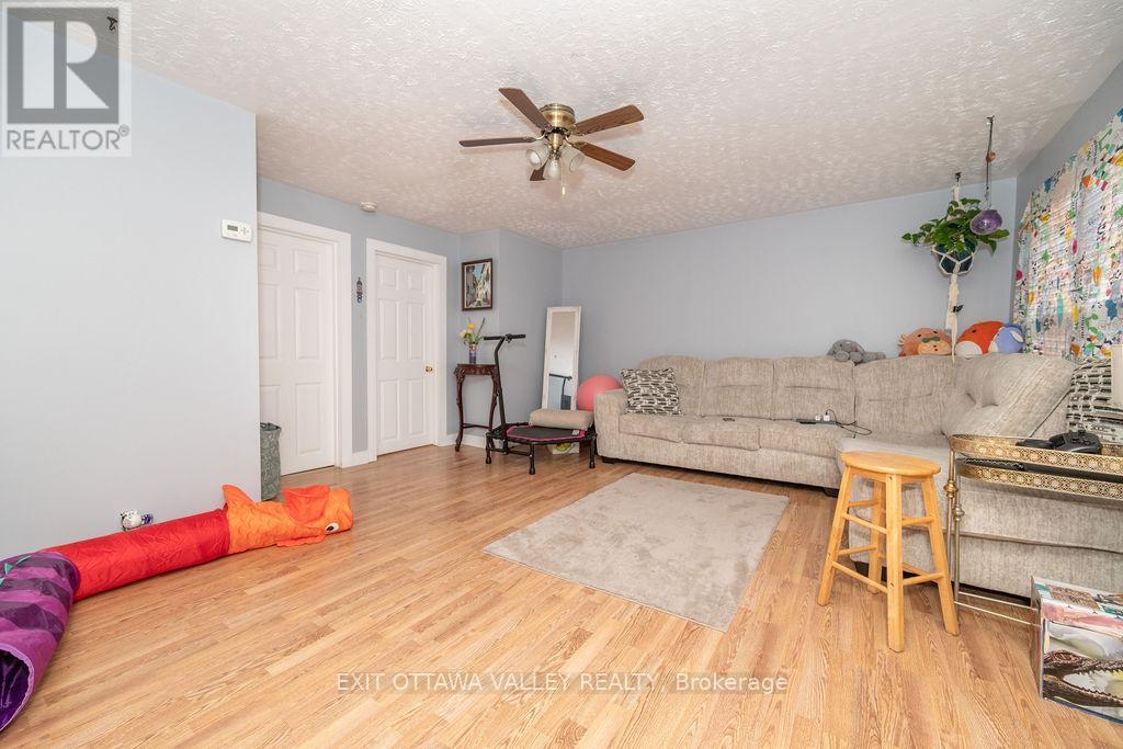 224 Forced Road, Pembroke, Ontario  K8A 5J4 - Photo 14 - X12121970