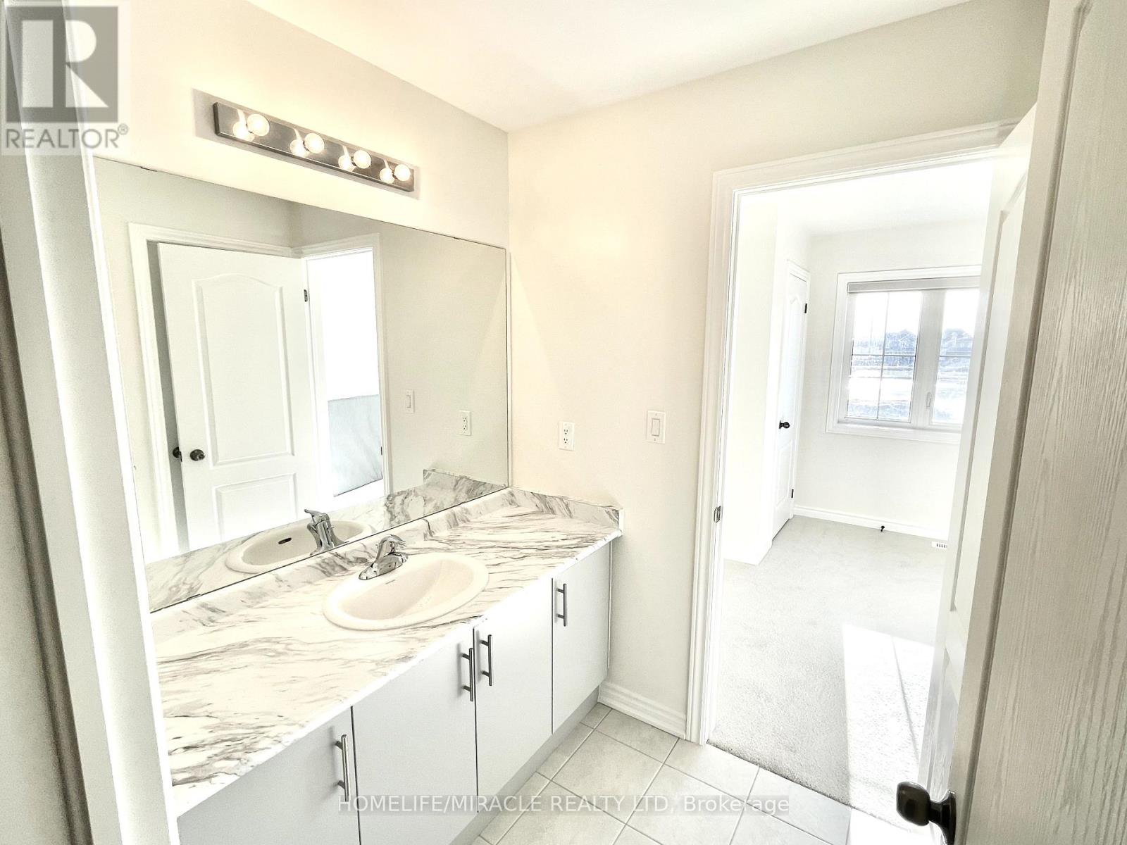 45 Lawrence D. Pridham Avenue, New Tecumseth, Ontario  L9R 0X2 - Photo 9 - N12121959