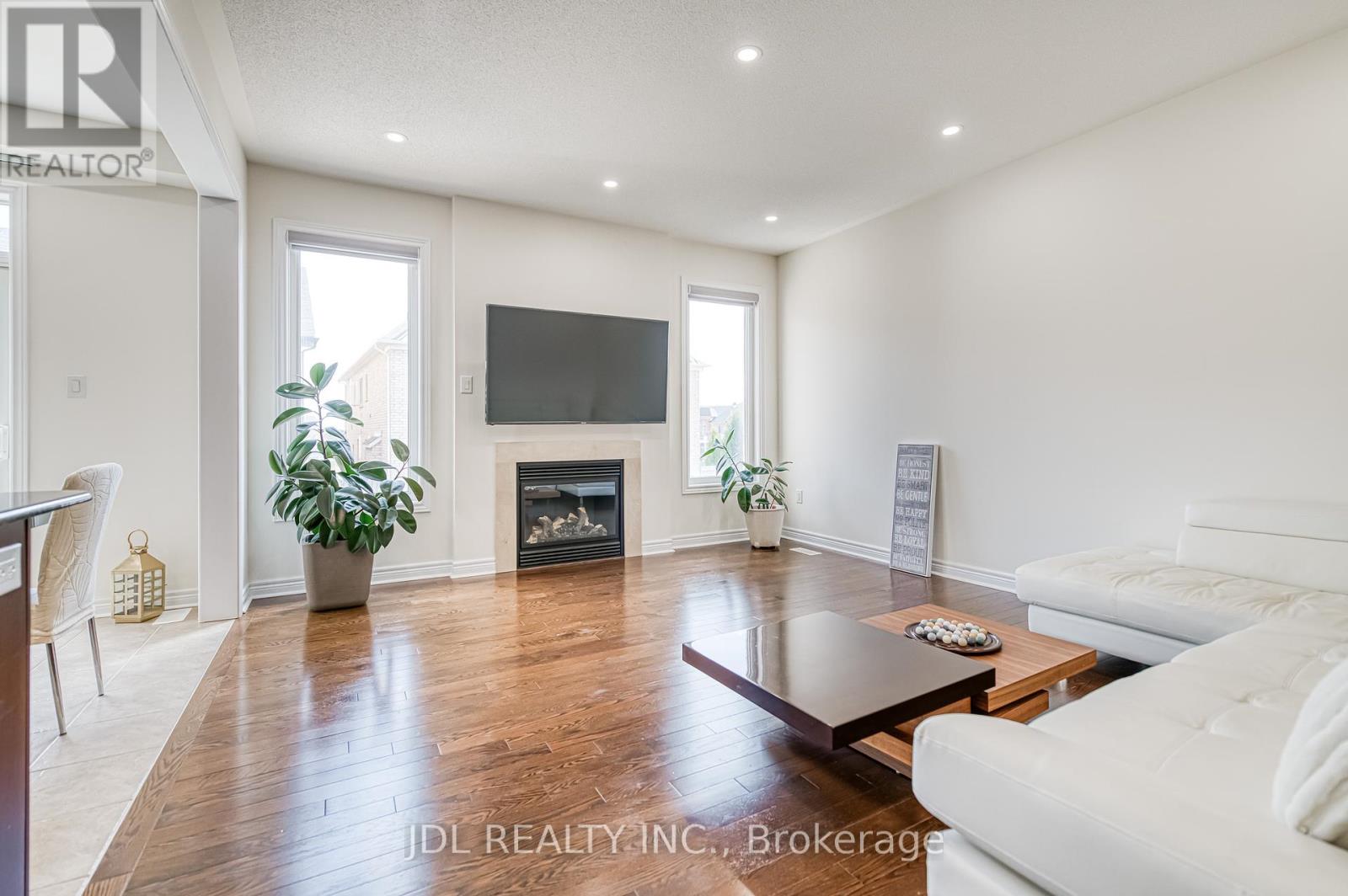 45 Foshan Avenue, Markham, Ontario  L6C 0R6 - Photo 6 - N12121829