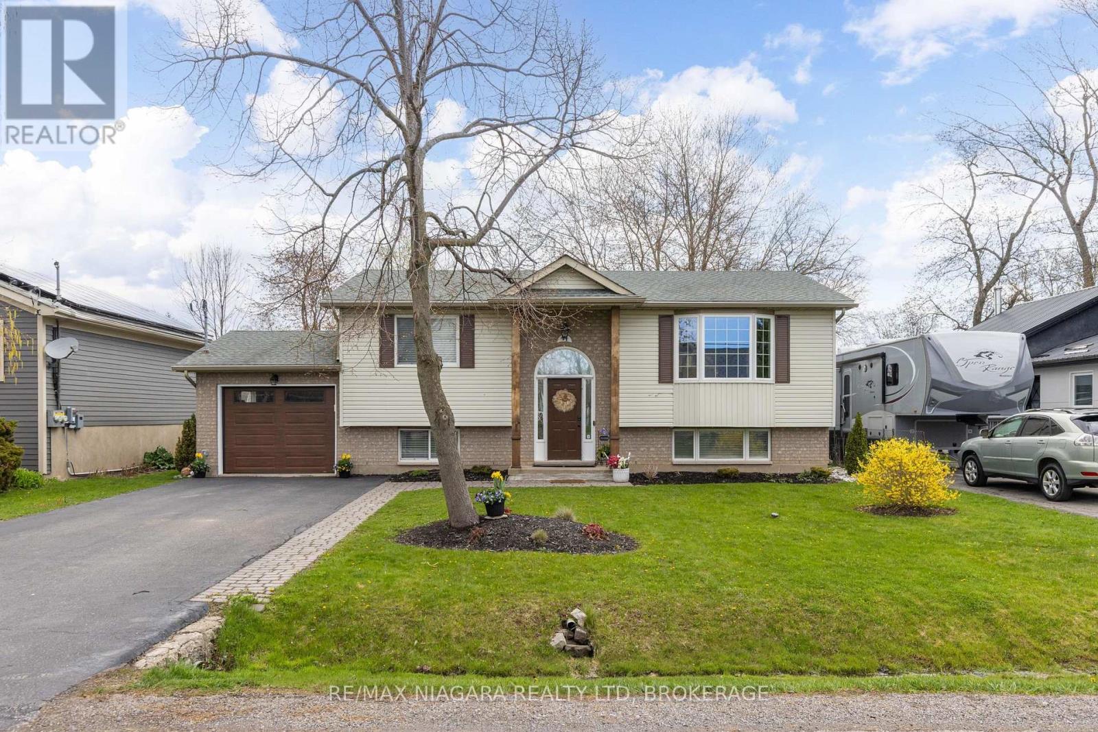 Property at 44 MAPLE LEAF AVENUE S image 1