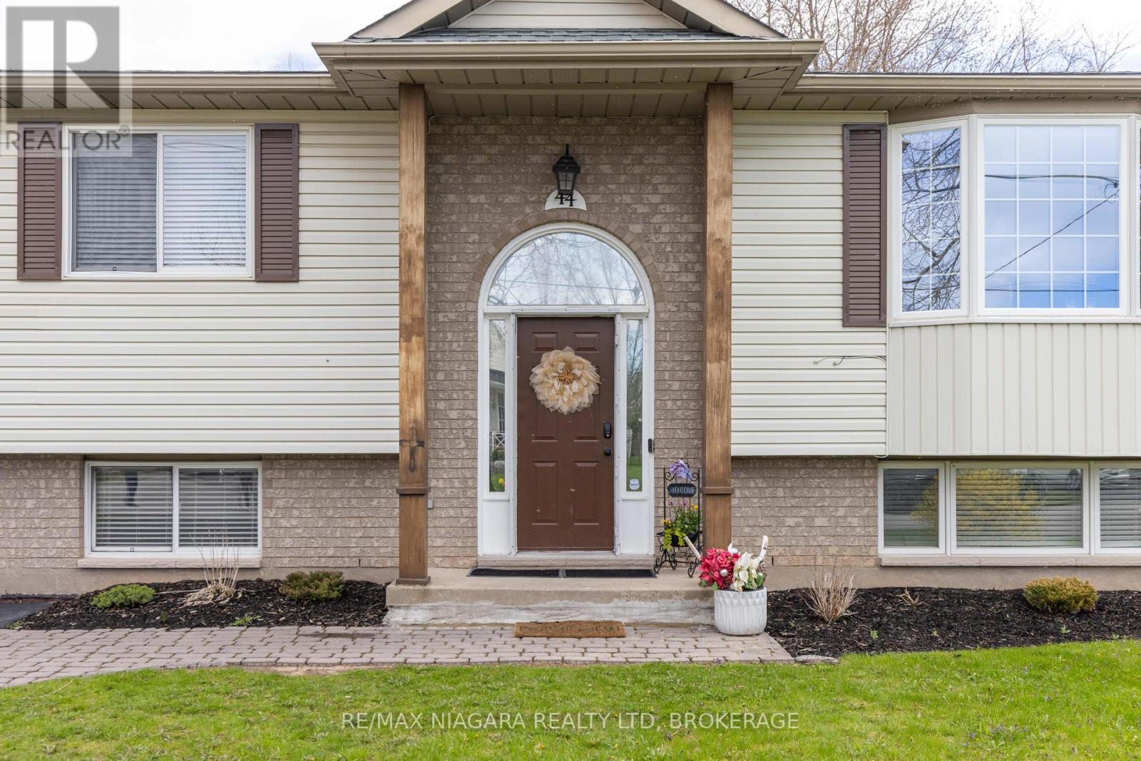 Property at 44 MAPLE LEAF AVENUE S image 2