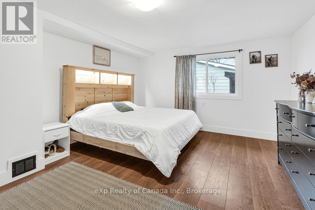 Photo 19 of 26 for 456 John Street S