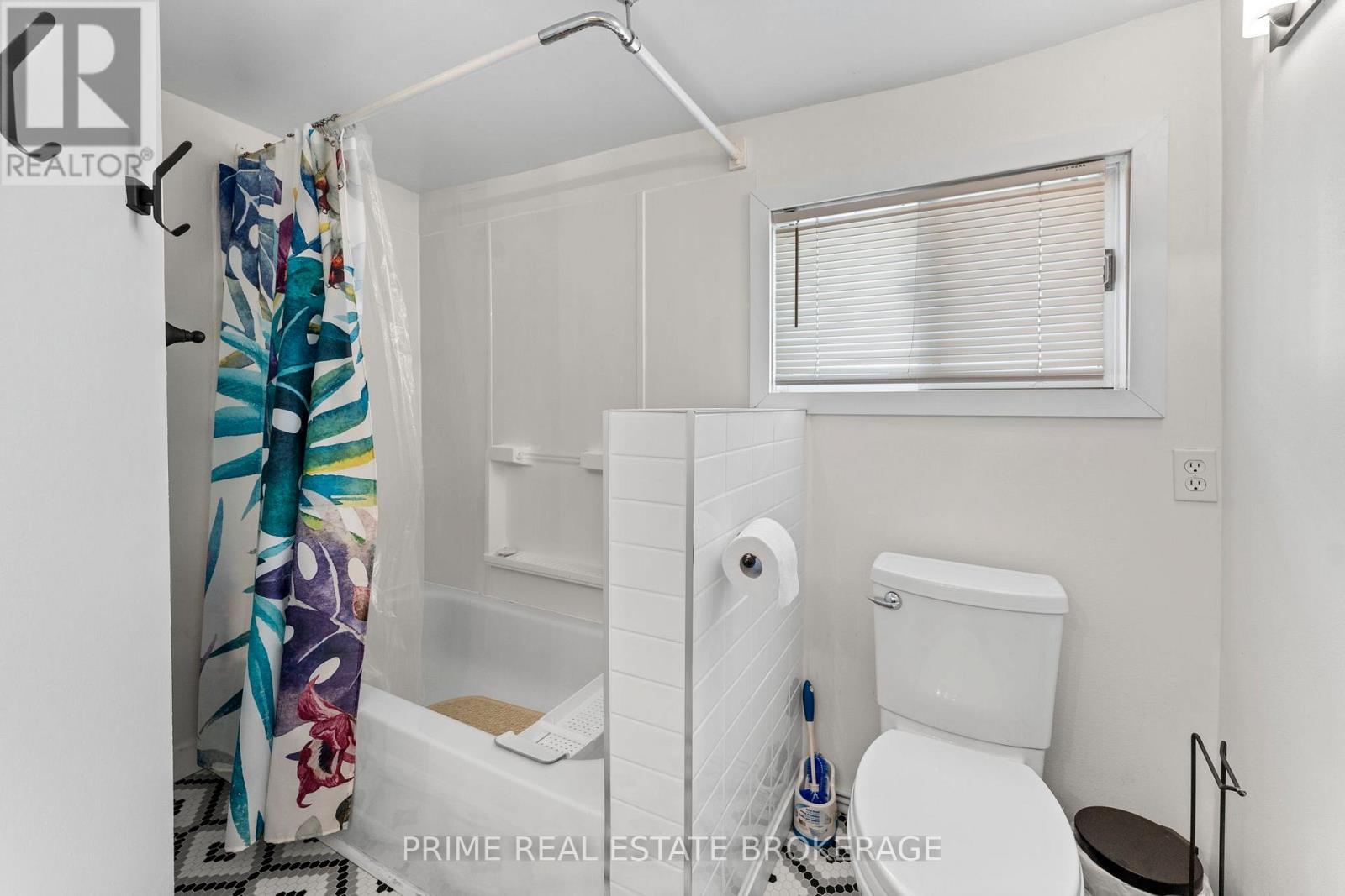28 Woodward Avenue, Lambton Shores (Grand Bend), Ontario  N0M 1T0 - Photo 14 - X12119779