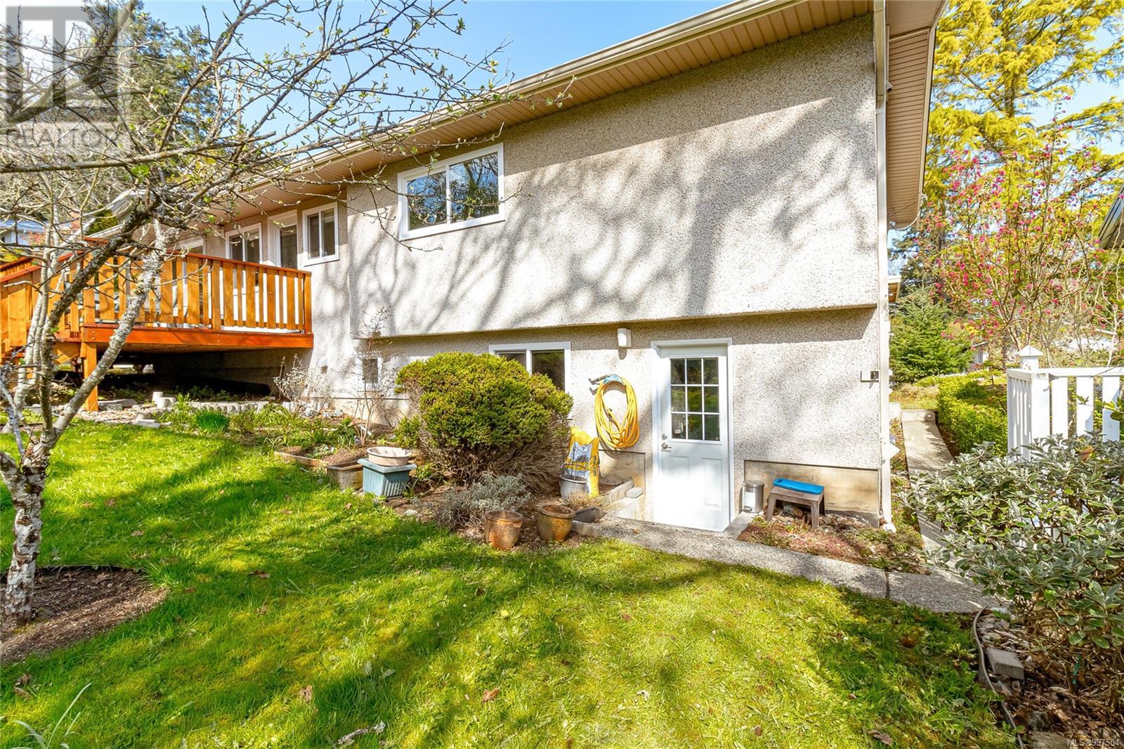 959 Woodhall Dr, Saanich, British Columbia  V8X 3L7 - Photo 24 - 997504