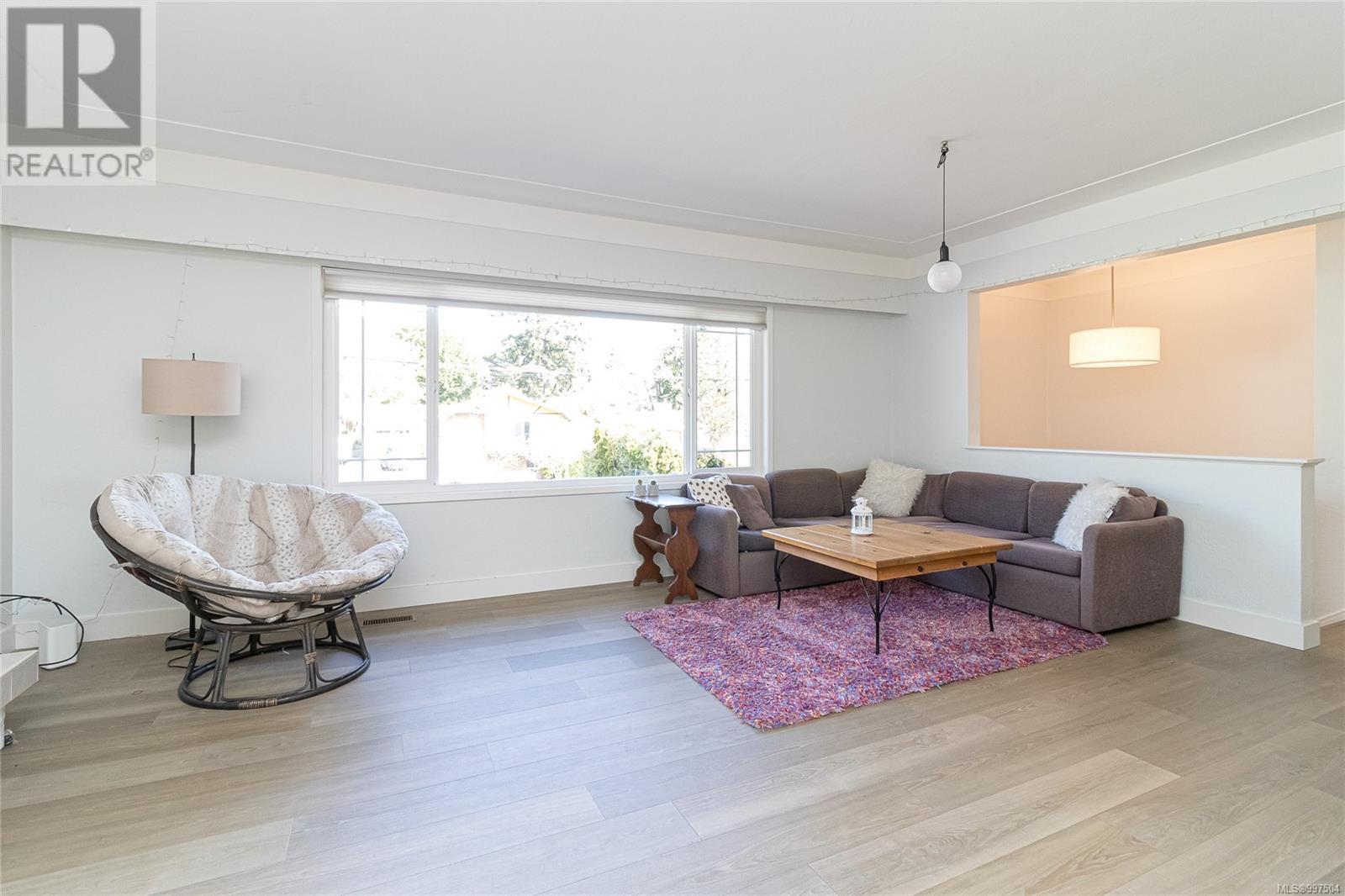 959 Woodhall Dr, Saanich, British Columbia  V8X 3L7 - Photo 4 - 997504