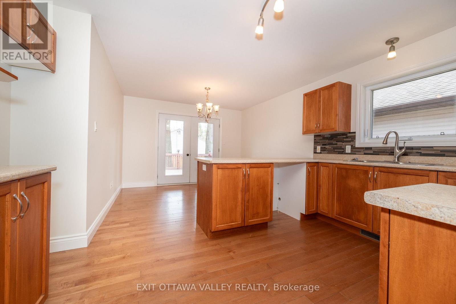 2059 Sandstone Crescent, Petawawa, Ontario  K8H 0B2 - Photo 8 - X12118898