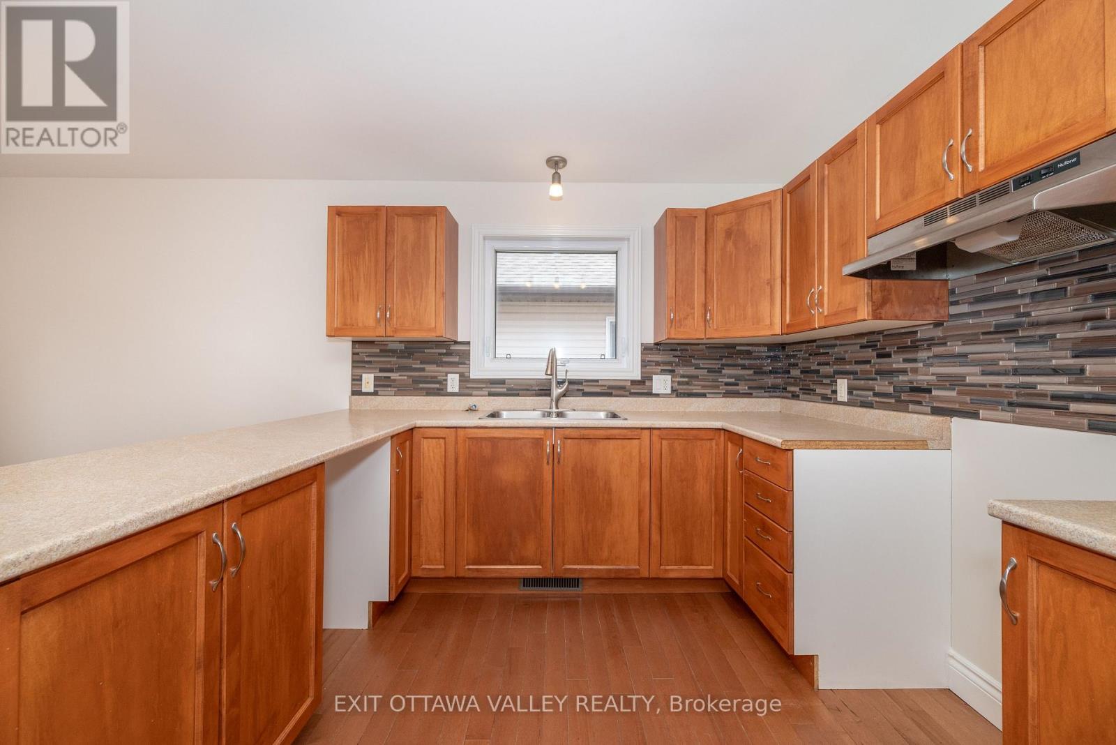 2059 Sandstone Crescent, Petawawa, Ontario  K8H 0B2 - Photo 5 - X12118898