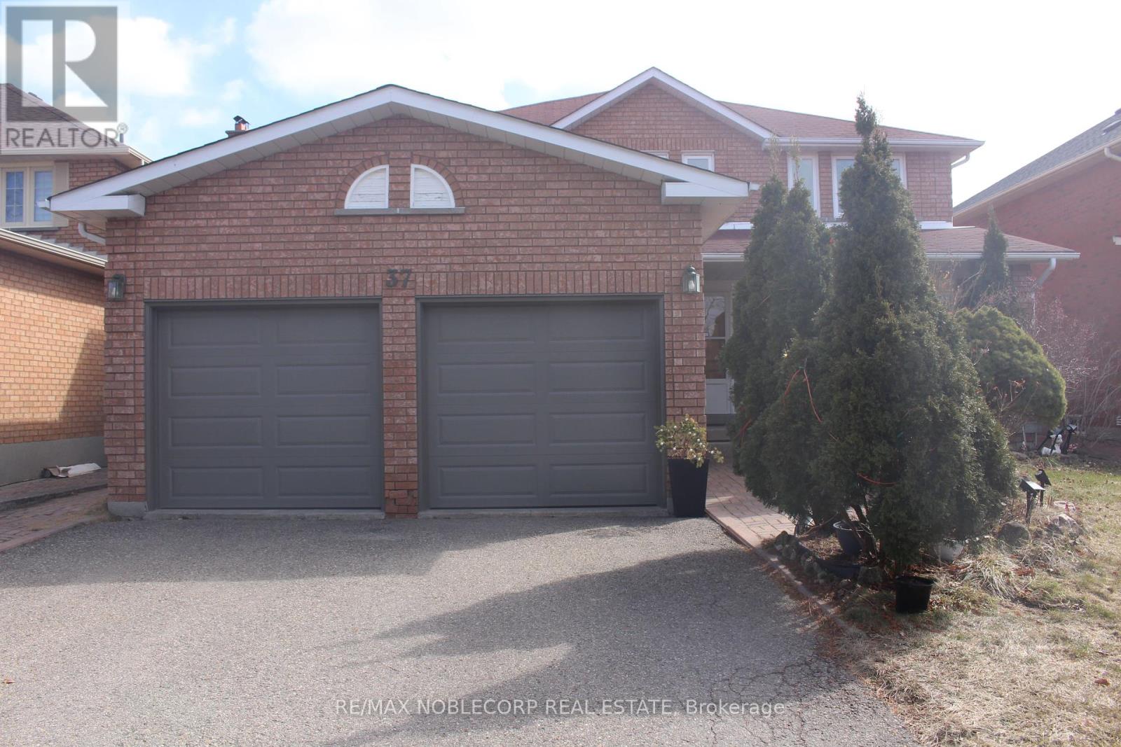 37 Father Ermanno Crescent, Vaughan, Ontario  L4L 7L6 - Photo 2 - N12122075