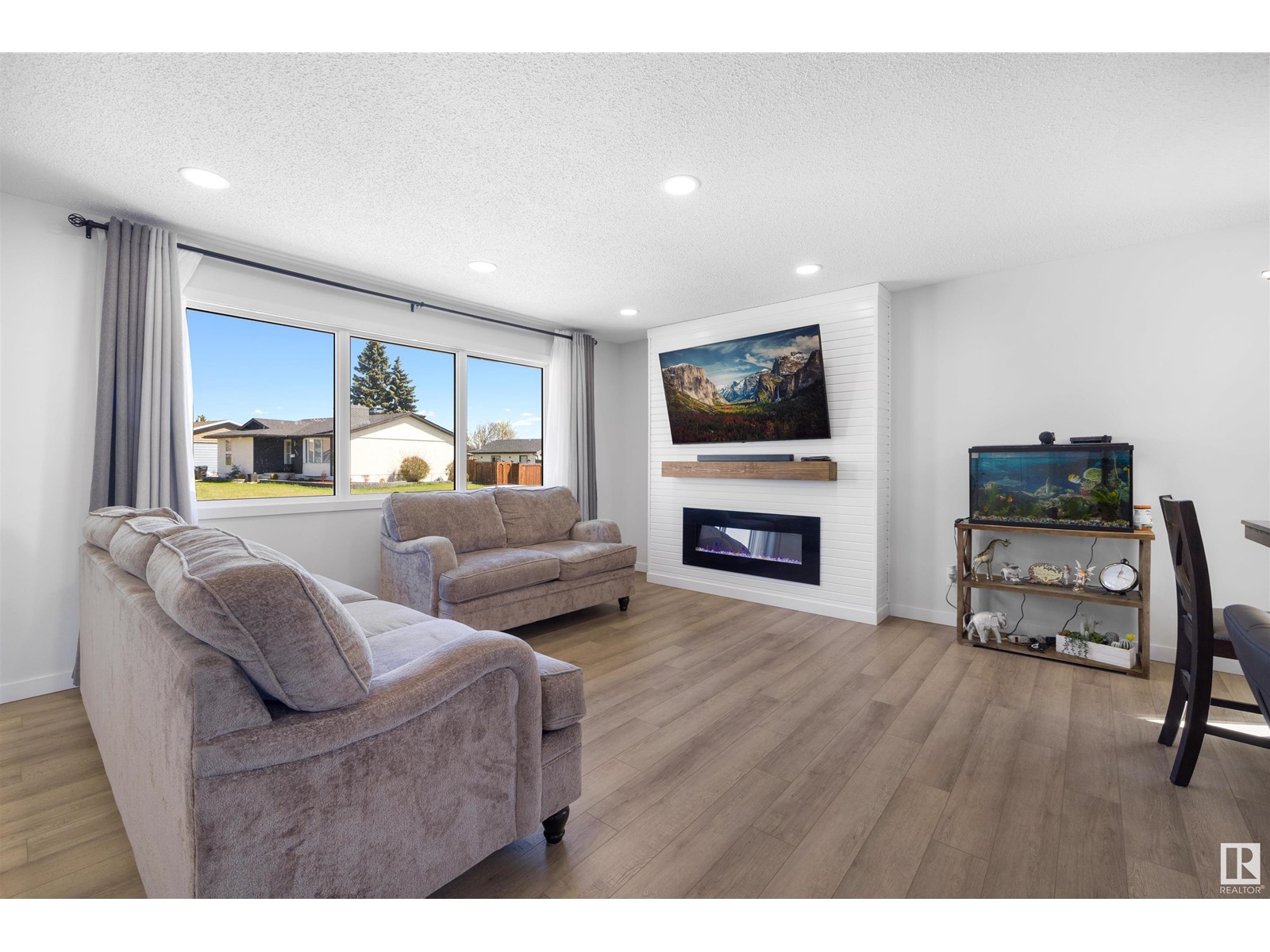 Property at 4619 128 AV NW image 4