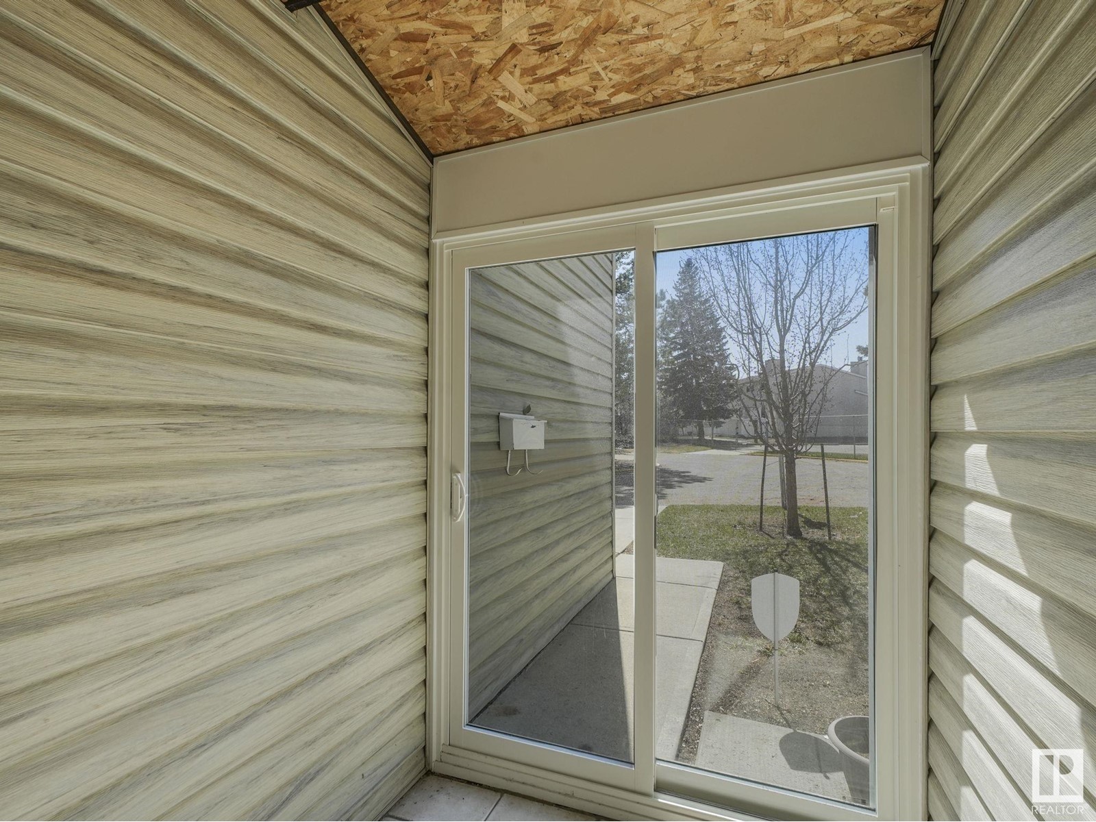 Property at 11936 145 AV NW image 2
