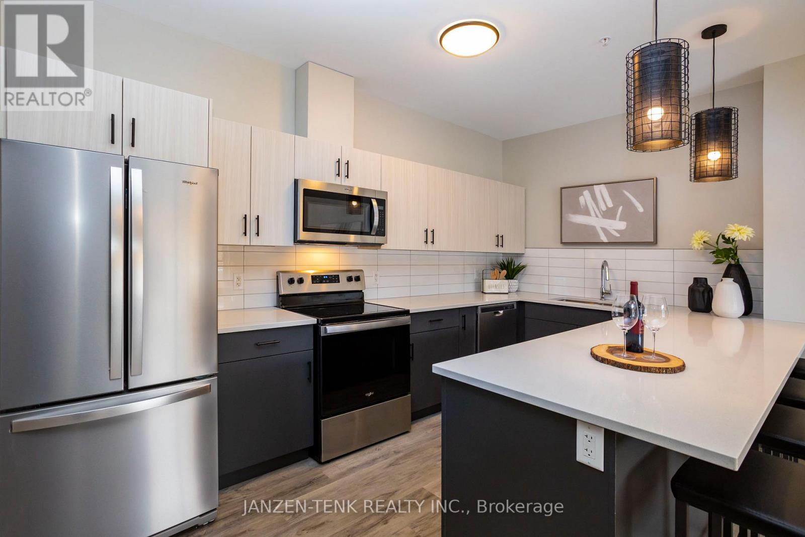 33318 Richmond Street, Lucan Biddulph, Ontario  N0M 2J0 - Photo 4 - X12122207