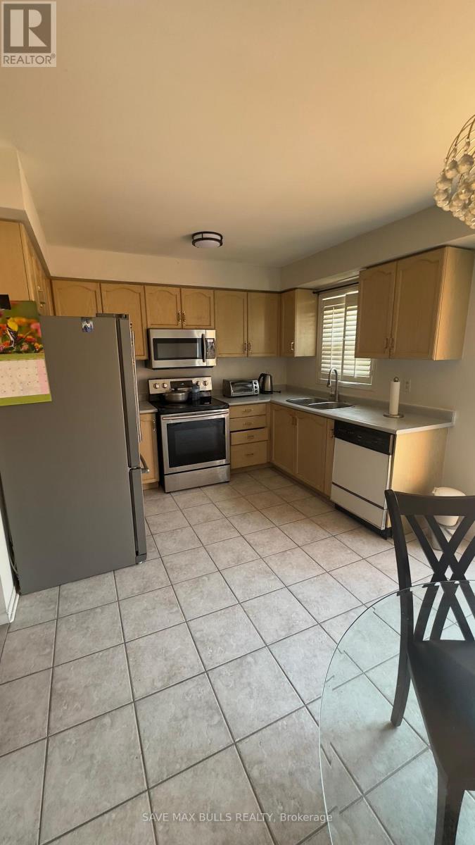146 Toba Crescent, Brampton, Ontario  L6Z 4R9 - Photo 6 - W12122185