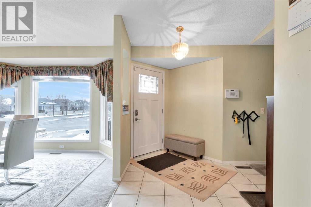 4 Sierra Vista Circle Sw, Calgary, Alberta  T3H 3A6 - Photo 3 - A2216720