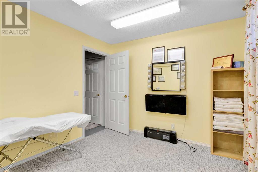 4 Sierra Vista Circle Sw, Calgary, Alberta  T3H 3A6 - Photo 35 - A2216720