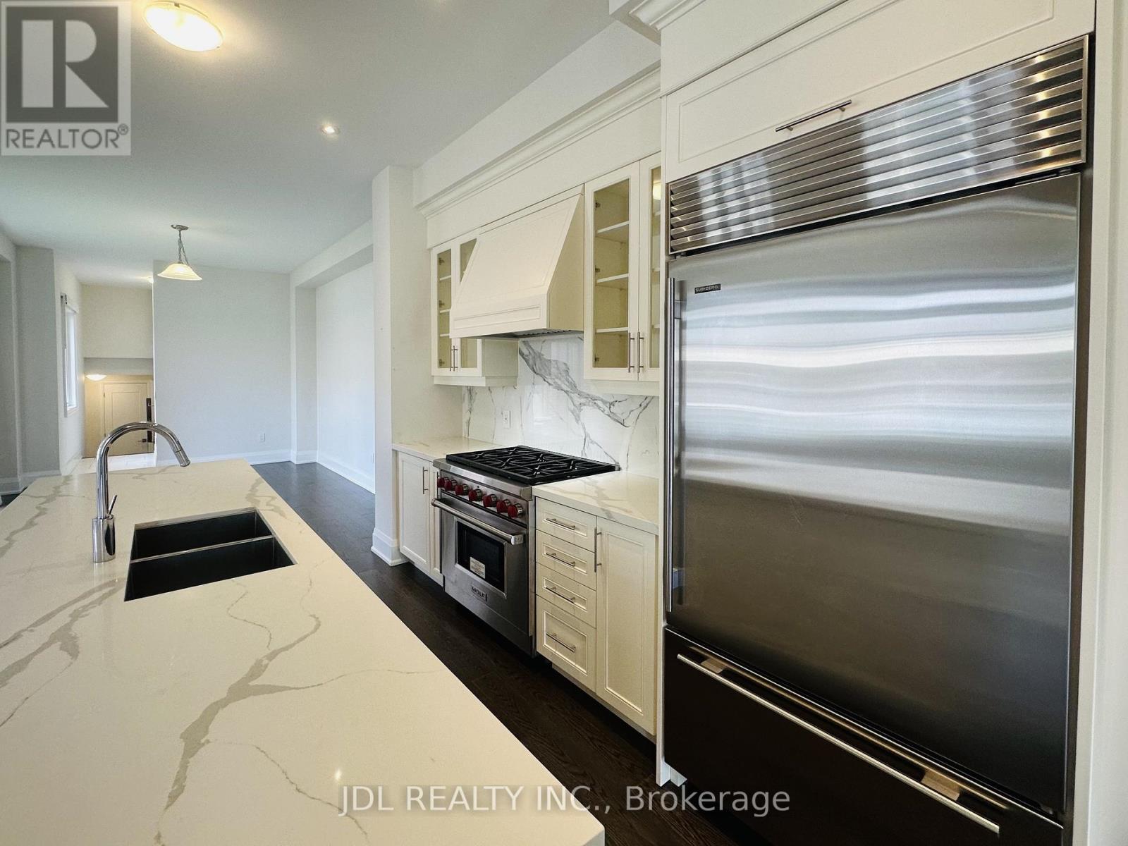 26 Callisto Lane, Richmond Hill, Ontario  L4C 5G9 - Photo 4 - N12073893