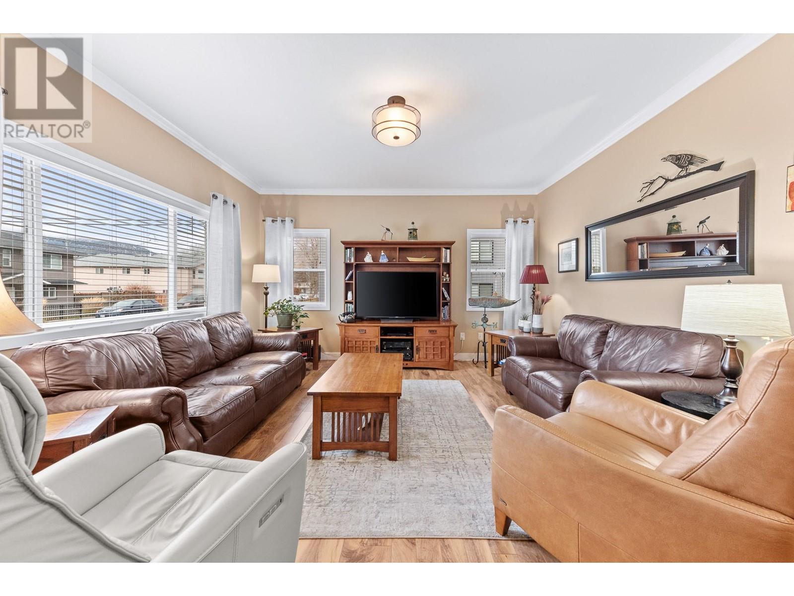 294 Bassett Street, Penticton, British Columbia  V2A 5W3 - Photo 2 - 10346213