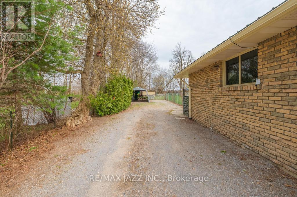 62 Manvers Drive, Kawartha Lakes, Ontario  L0B 1K0 - Photo 1 - X12122268