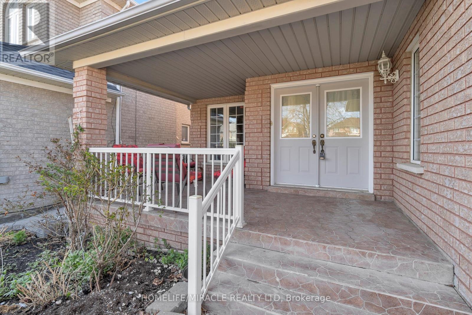 18 Hartwell Gate, Brampton, Ontario  L6R 2V3 - Photo 4 - W12120713