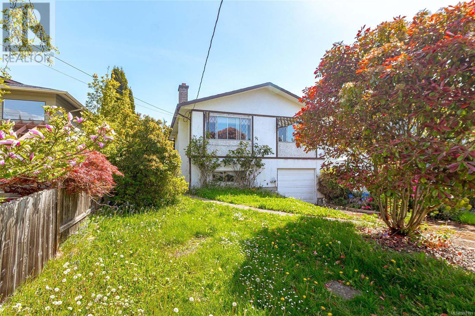 2421 Mowat St, Oak Bay, British Columbia  V8R 5T1 - Photo 3 - 997191