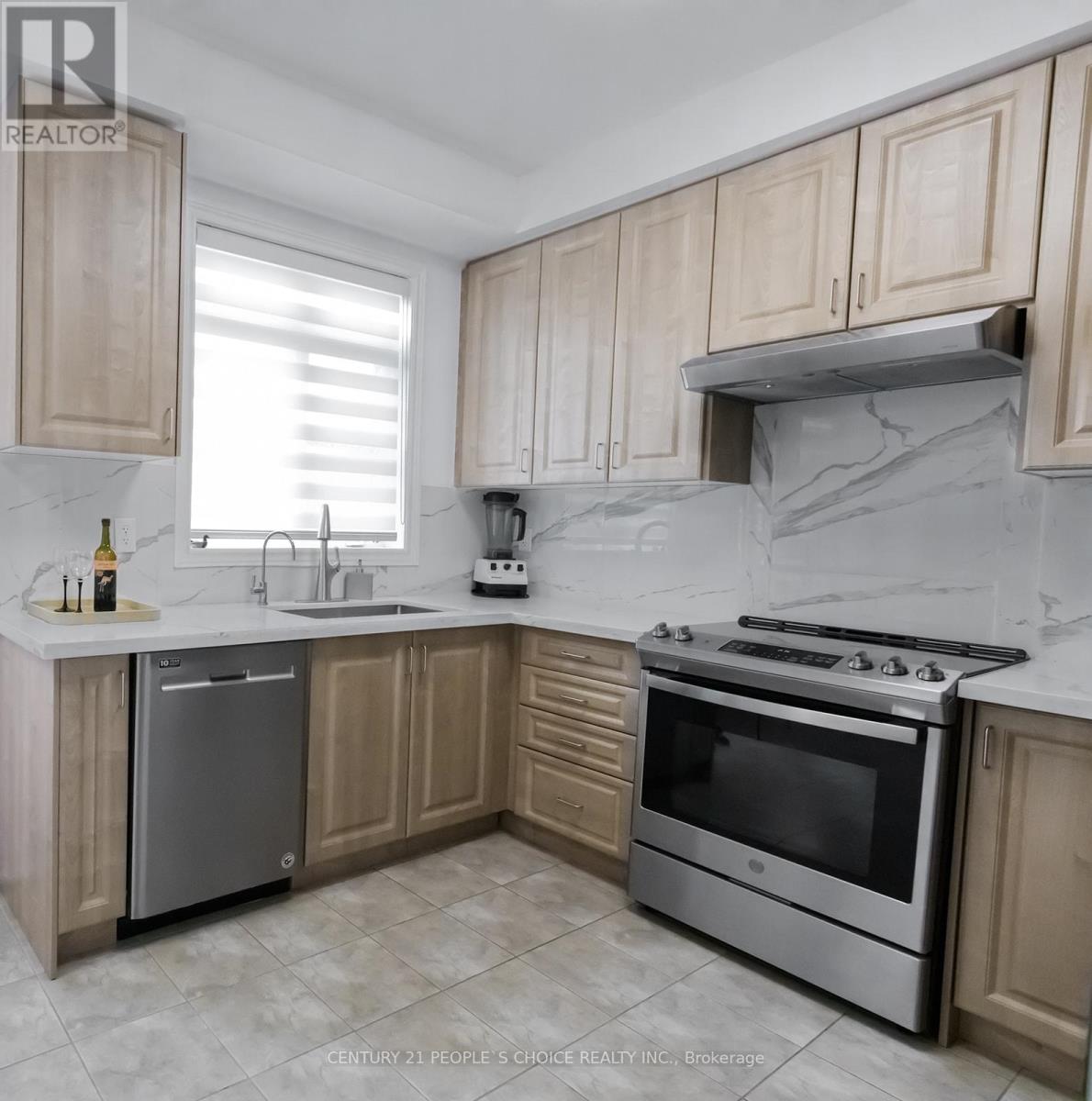 102 Roy Grove Way, Markham, Ontario  L6E 0T7 - Photo 5 - N12122193