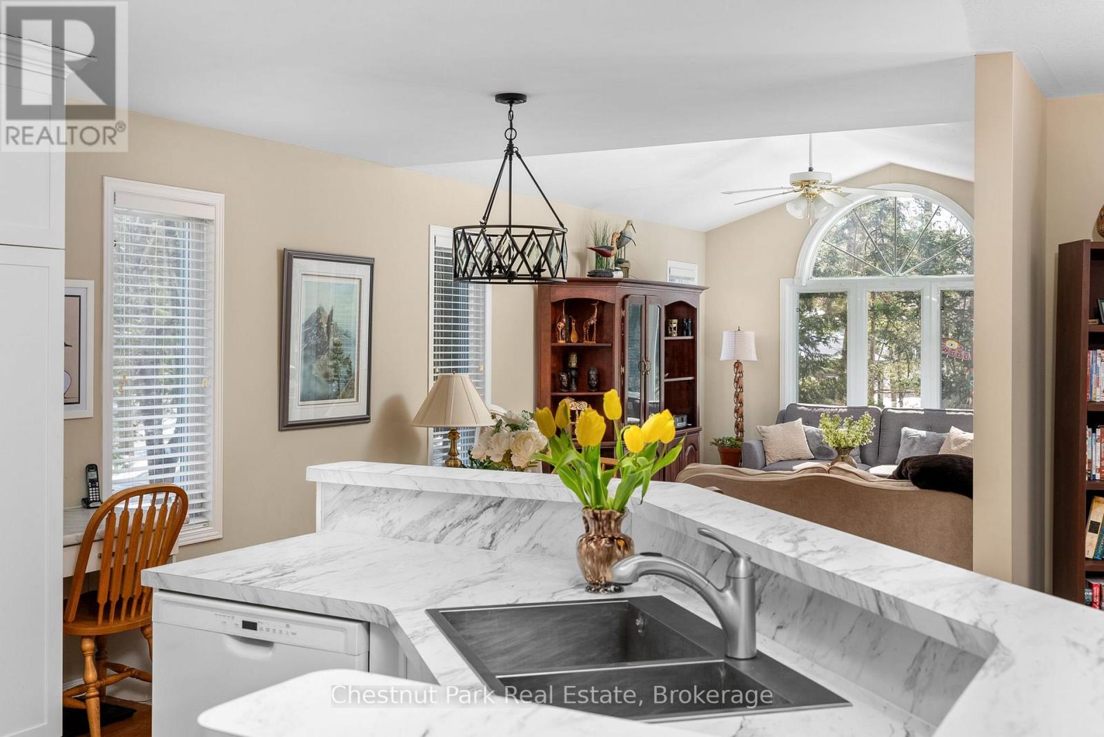 Property at 44 SPRINGWOOD CRESCENT image 4