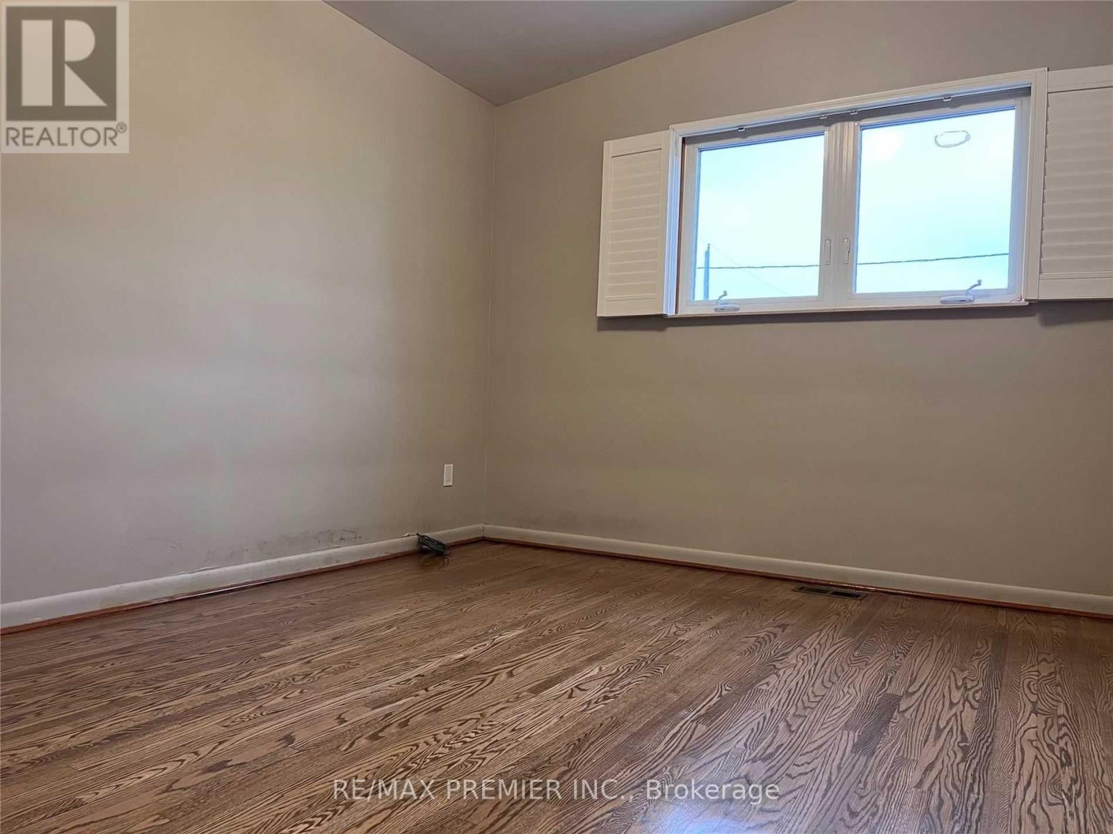 1 Brady Crescent, Toronto, Ontario  M3L 2B6 - Photo 5 - W12122354