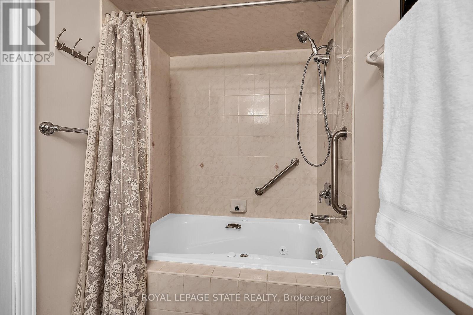 10 - 212 Stonehenge Drive, Hamilton (Meadowlands), Ontario  L9K 1N5 - Photo 25 - X12122356