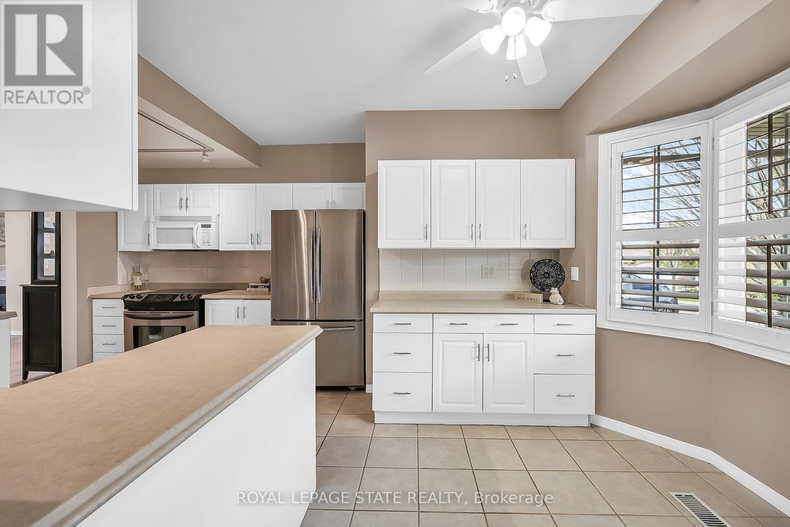 10 - 212 Stonehenge Drive, Hamilton (Meadowlands), Ontario  L9K 1N5 - Photo 5 - X12122356
