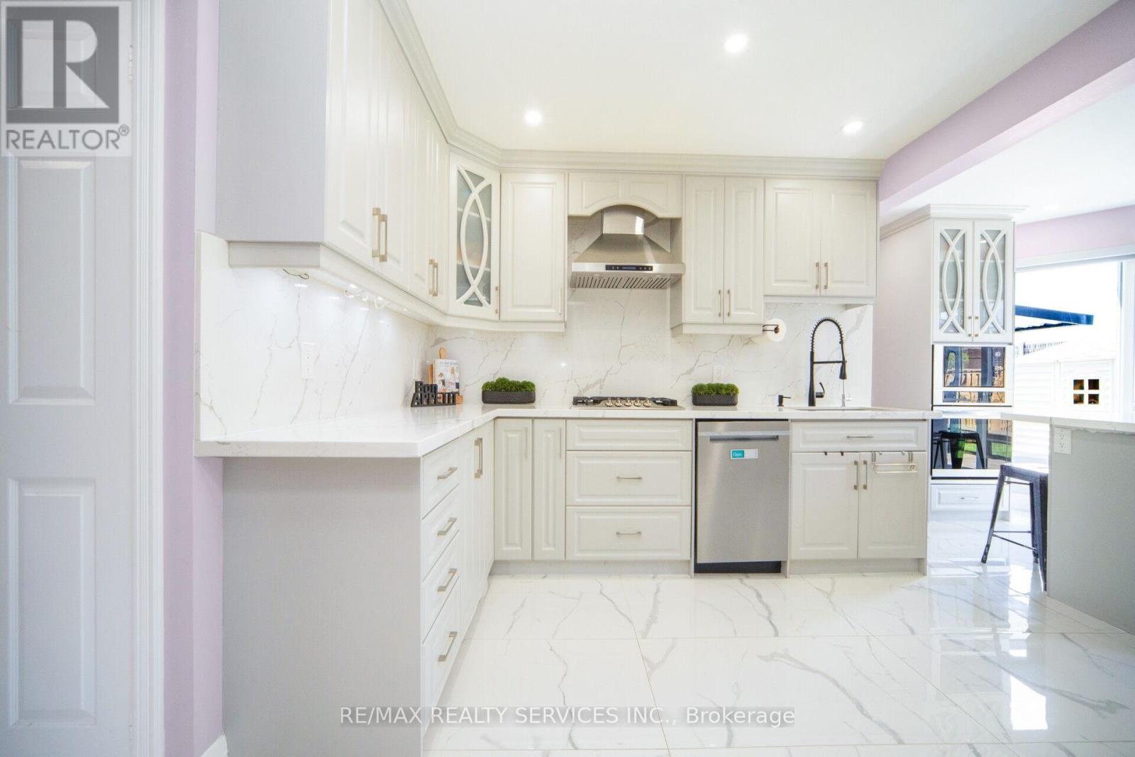 24 Neville Crescent, Brampton, Ontario  L6S 5L1 - Photo 11 - W12118293