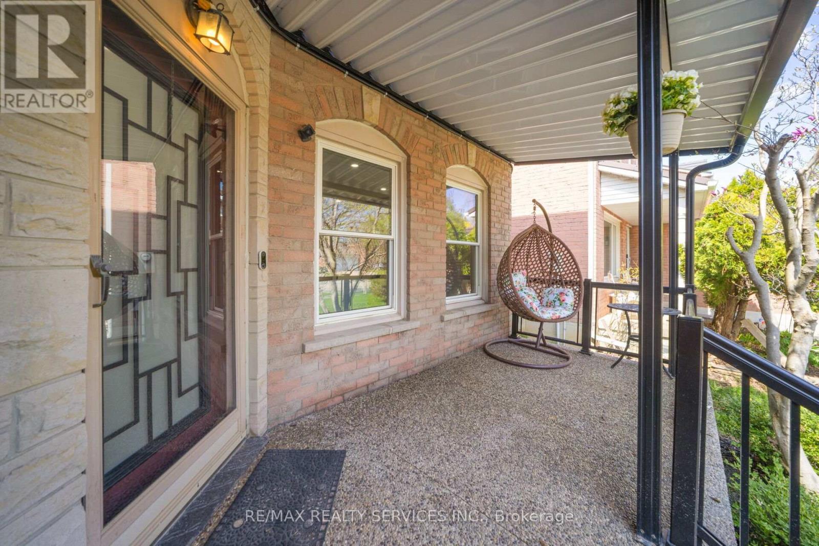 24 Neville Crescent, Brampton, Ontario  L6S 5L1 - Photo 4 - W12118293