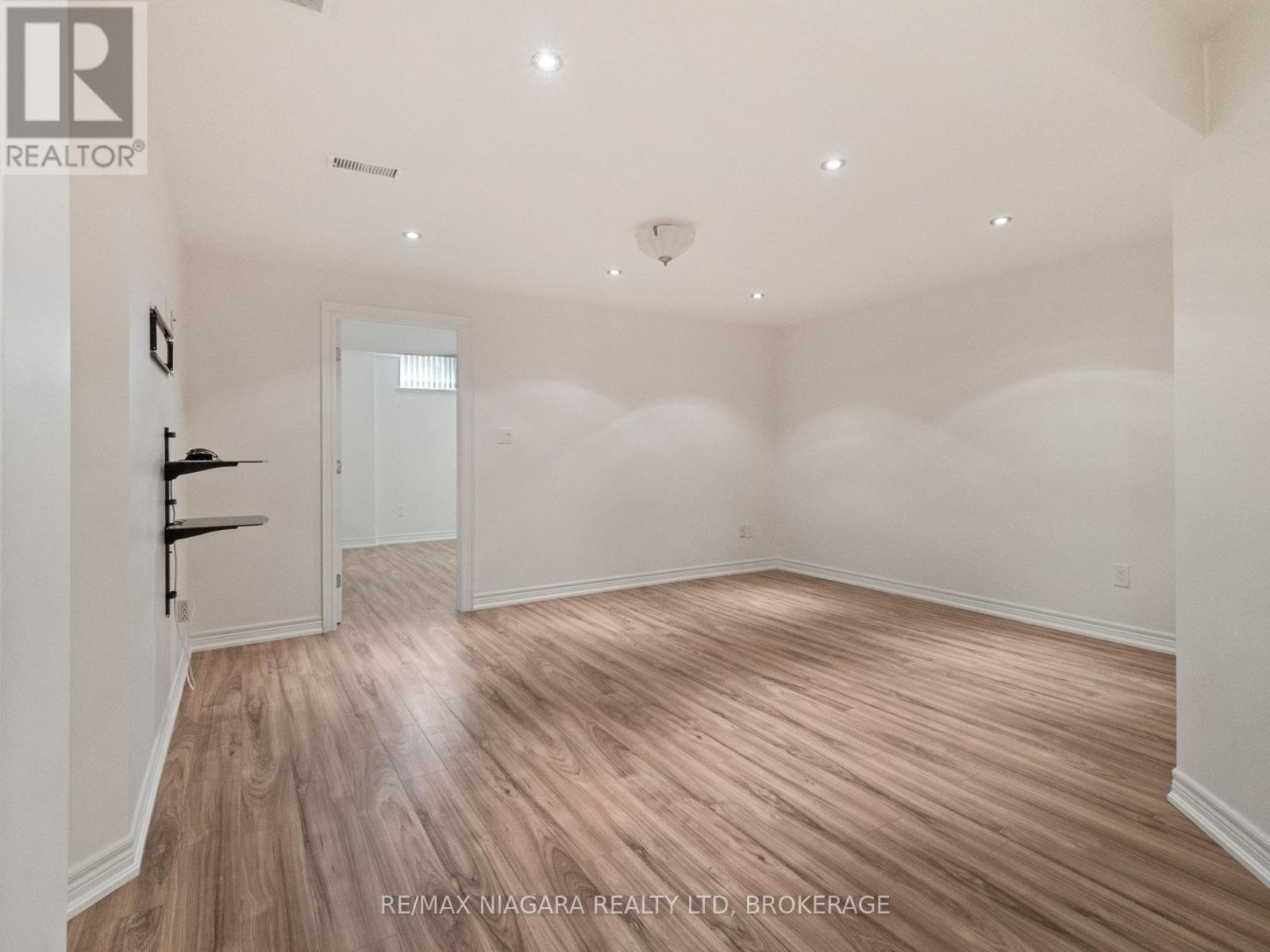 2270 Stonehaven Avenue E, Niagara Falls (Stamford), Ontario  L2J 4K1 - Photo 21 - X12122370
