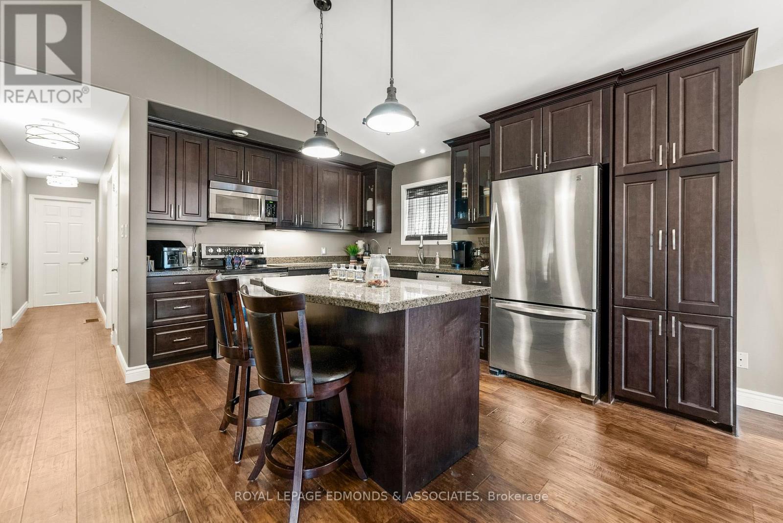 531 Macy Avenue, Laurentian Valley, Ontario  K8A 0A2 - Photo 11 - X12122396