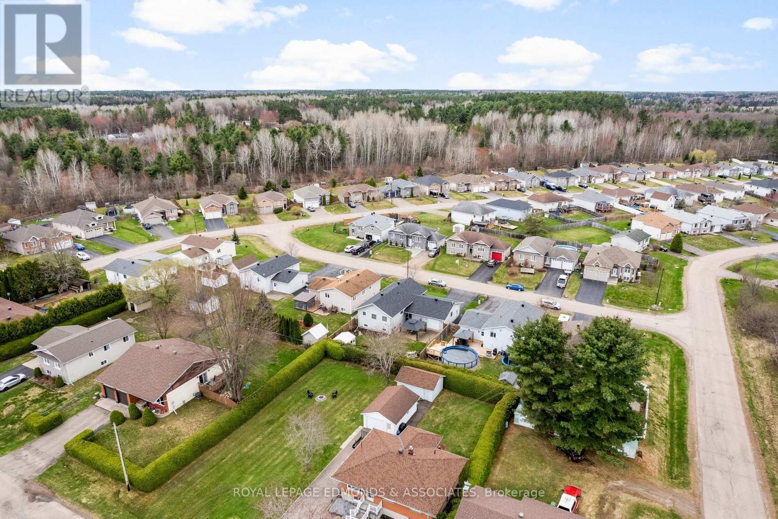 531 Macy Avenue, Laurentian Valley, Ontario  K8A 0A2 - Photo 44 - X12122396