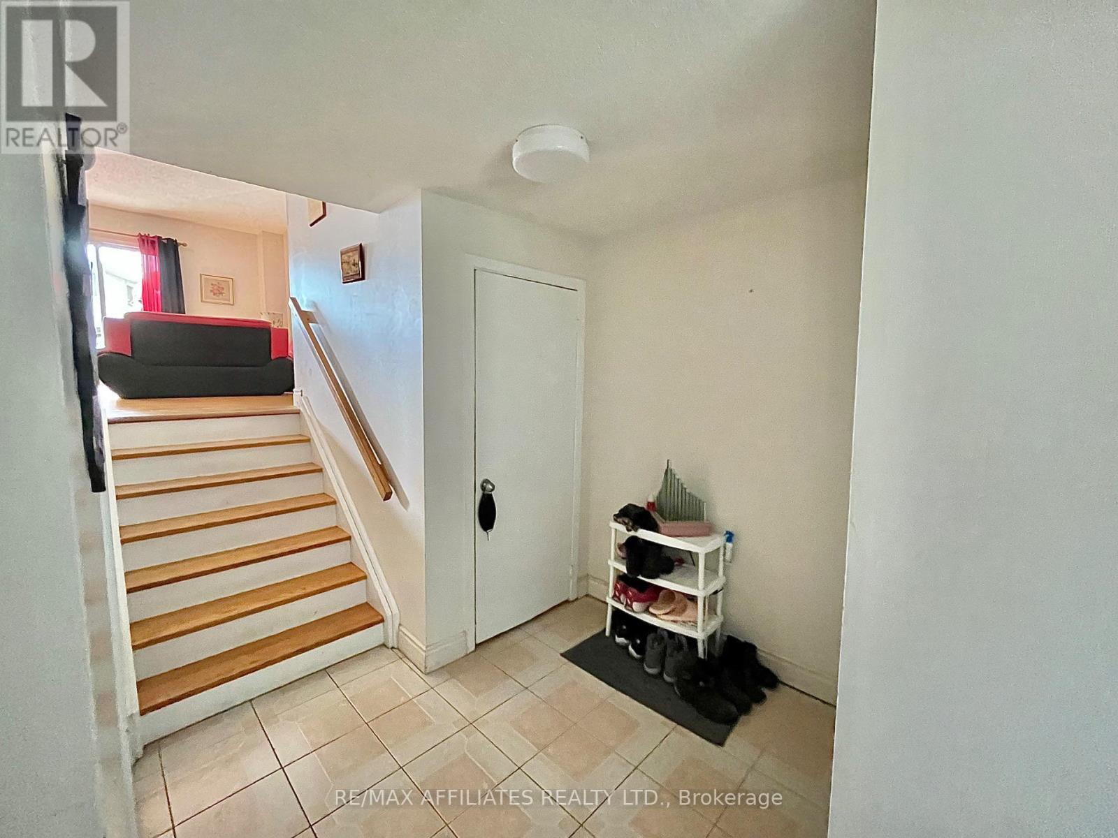 77b Glen Park Drive, Ottawa, Ontario  K1B 3Z1 - Photo 2 - X12122408