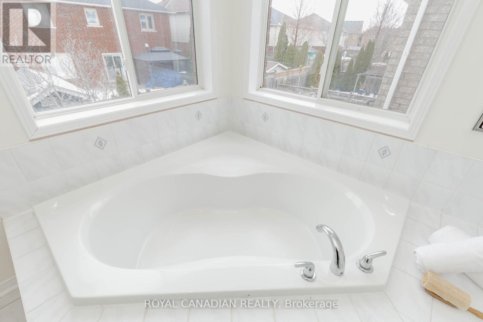 2452 Pathfinder Drive, Burlington, Ontario  L7L 6X9 - Photo 28 - W12122416
