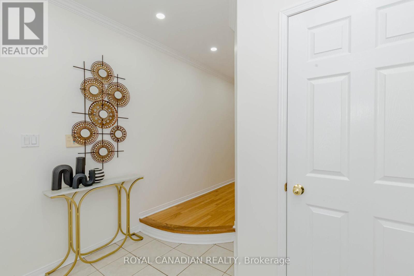 2452 Pathfinder Drive, Burlington, Ontario  L7L 6X9 - Photo 4 - W12122416