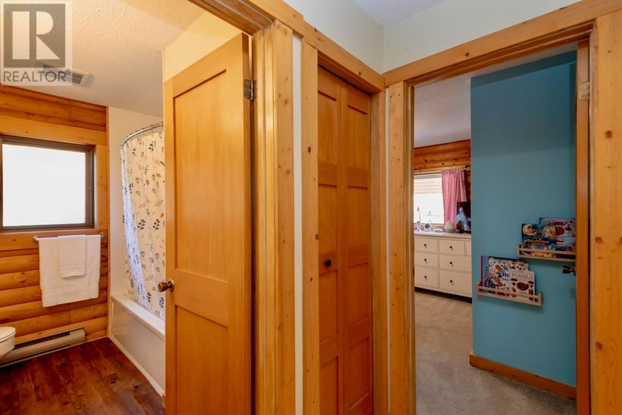 Property at 5302 Meadow Creek Crescent image 3